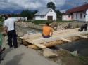 Výstavba drevených lávok po záplavach Výstavba drevených lávok po záplavach